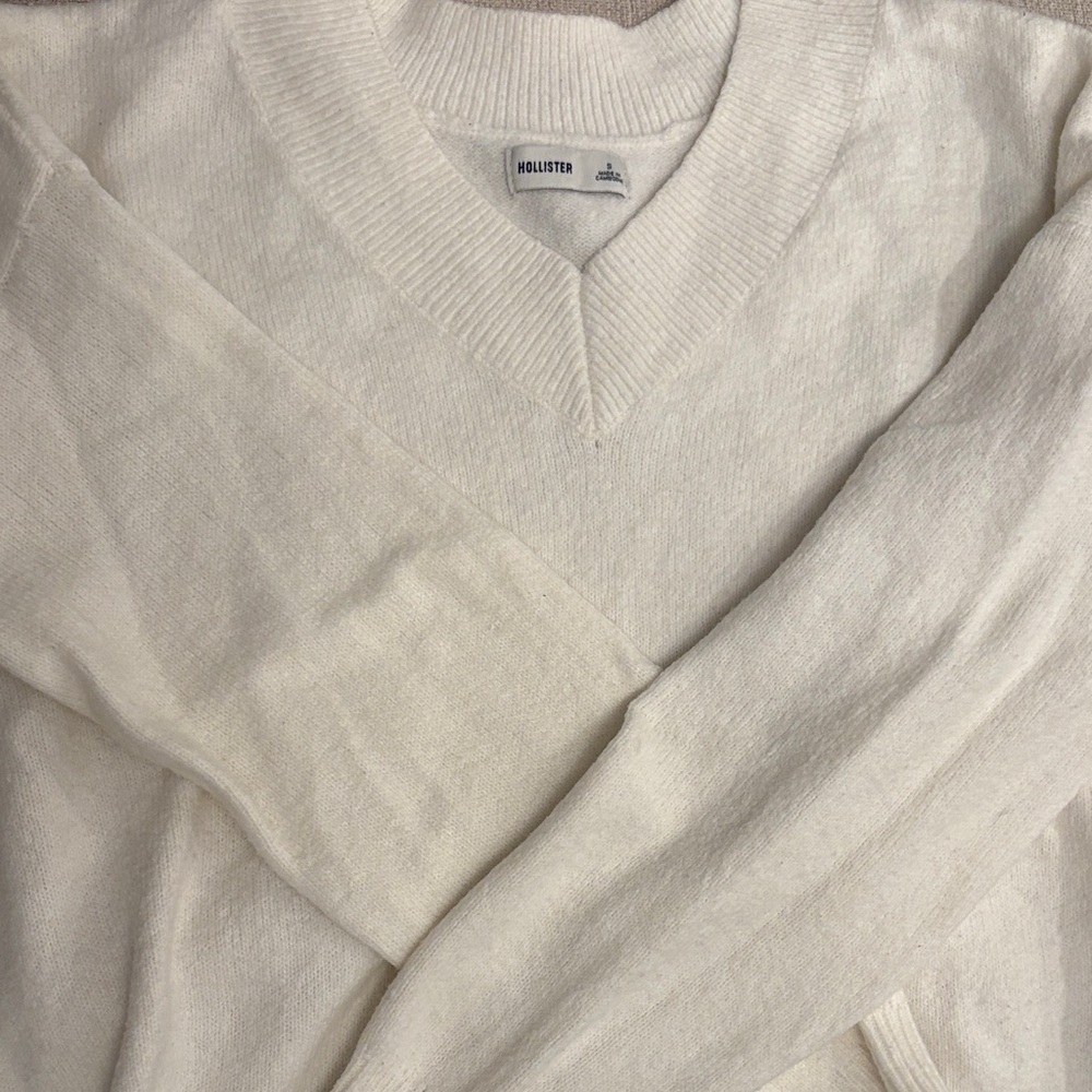 Hollister women’s V-Neck Sweater in Cream/off white